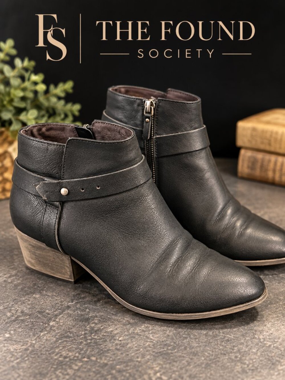 Clarks Collection Black Ankle Booties Cushion Soft Buckle Zip Size 8.5